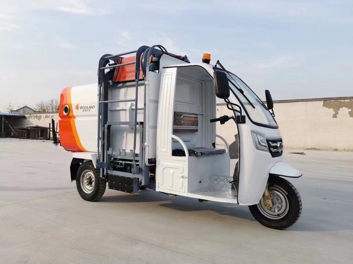 三輪側(cè)翻桶清運(yùn)車 3.6立方